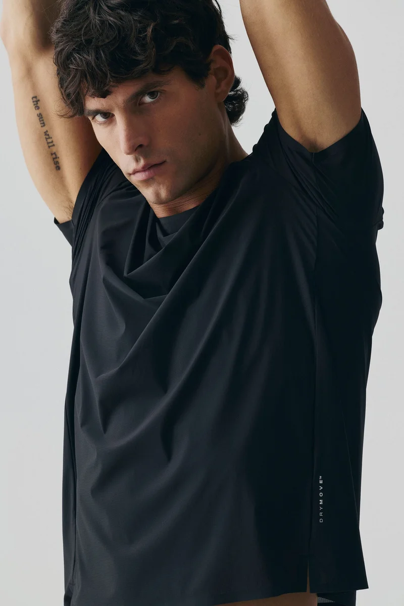 اتش اند ام تي-شيرت ركض بقصّة عادية من نسيج دراي موف